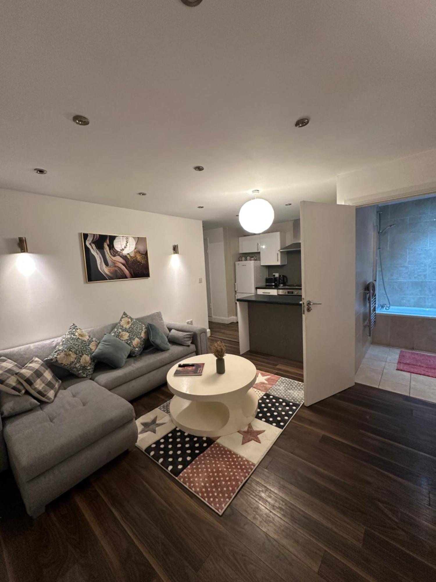 Luxury 2 Bed In Kingscross, St Pancras! With Parking * London
